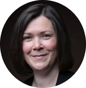 Portrait d'Astrid Jacquesson, Sophrologue à Reims et à Witry-Lès-Reims, souriante, posant devant l'objectif