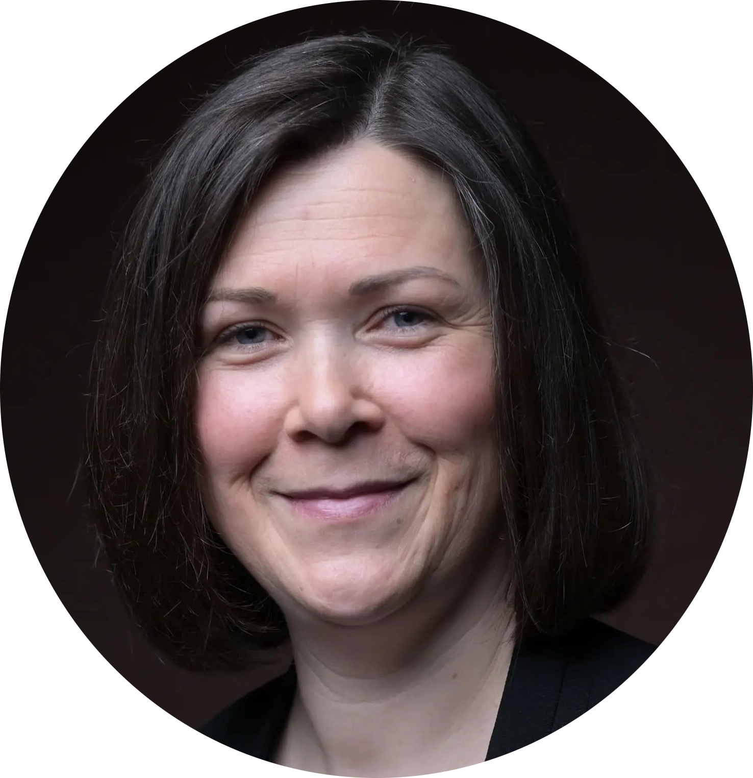 Portrait d'Astrid Jacquesson, Sophrologue à Reims et à Witry-Lès-Reims, souriante, posant devant l'objectif